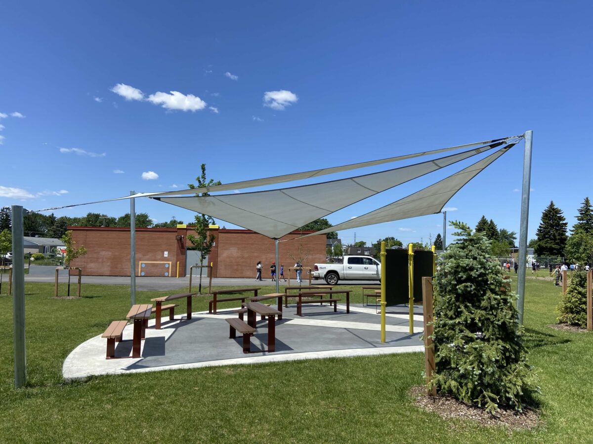 Voile d'ombrage trois triangles Classe extérieure École Marie-Victorin du jardin à Longueil – Shade sail