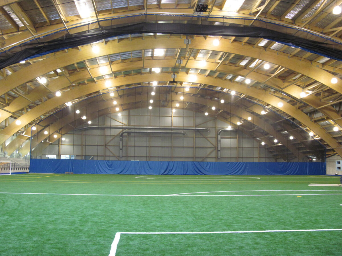 Complexe Marie-Victorin (Rideau courbé) – Rideau séparateur